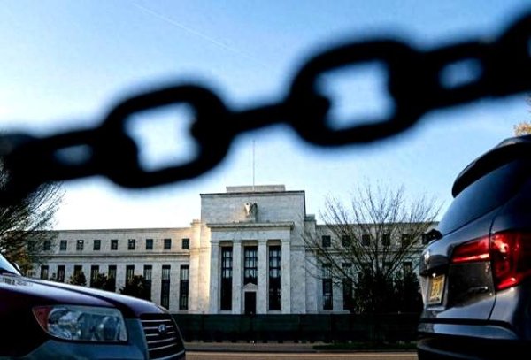 免息股票配资 特朗普醒悟了，美国要的中国不会给！调转枪口瞄准美联储