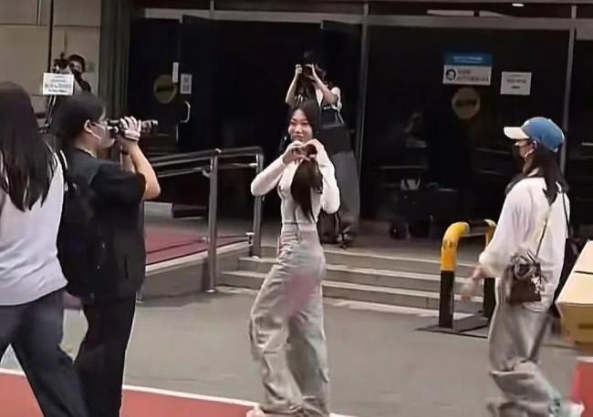 小沈阳女儿清唱视频火了 18岁星途备受期待